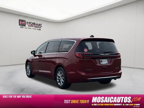 Used 2026 Chrysler Pacifica Limited FWD image 5