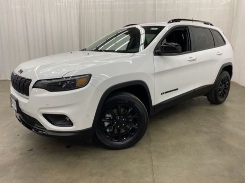 Used 2023 Jeep Cherokee Altitude Lux w/ Mopar Interior Package AWD/4WD image 1