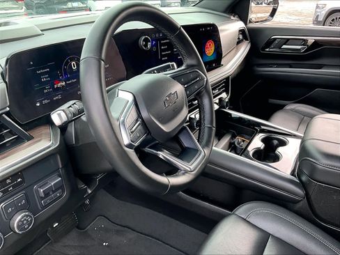 Used 2025 Chevrolet Suburban Z71 w/ Z71 Off-Road Package image 8