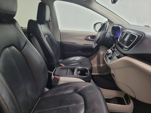 Used 2018 Chrysler Pacifica Touring-L FWD image 21