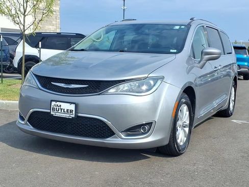 Used 2019 Chrysler Pacifica Touring-L FWD image 2