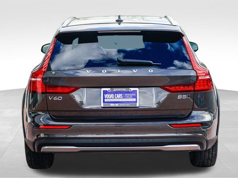 Used 2025 Volvo V60 B5 Cross Country Plus image 6