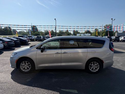 Used 2024 Chrysler Pacifica Touring-L FWD image 8