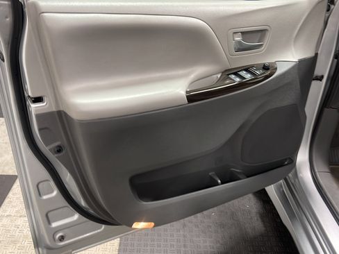 Used 2020 Toyota Sienna XLE FWD image 12