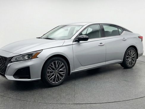 Used 2025 Nissan Altima 2.5 SV image 3