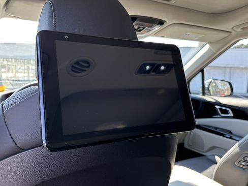 Used 2023 Kia Carnival SX Prestige image 18