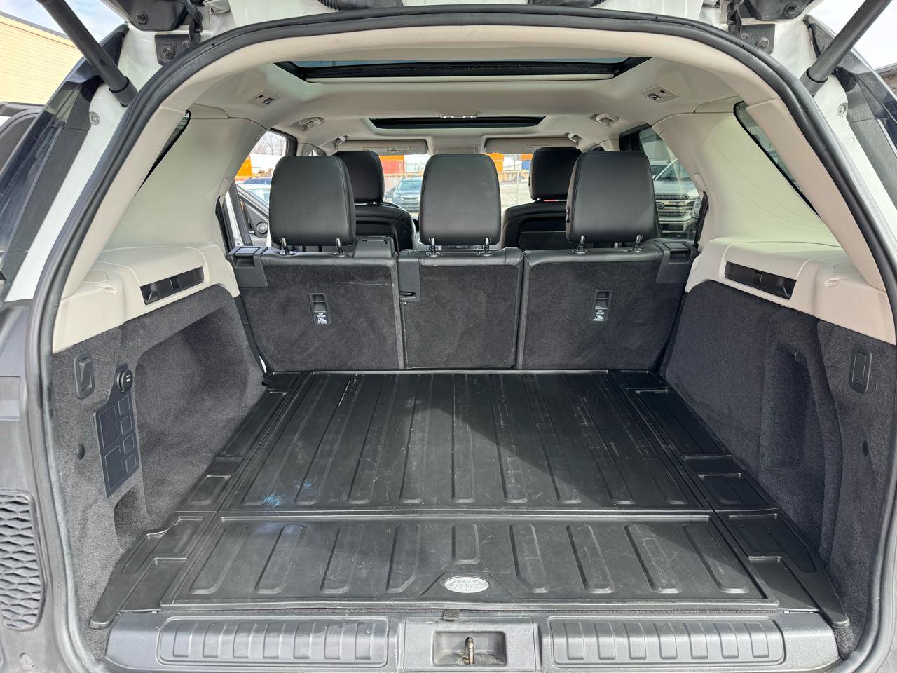 Used 2017 Land Rover Discovery SE AWD/4WD image 25