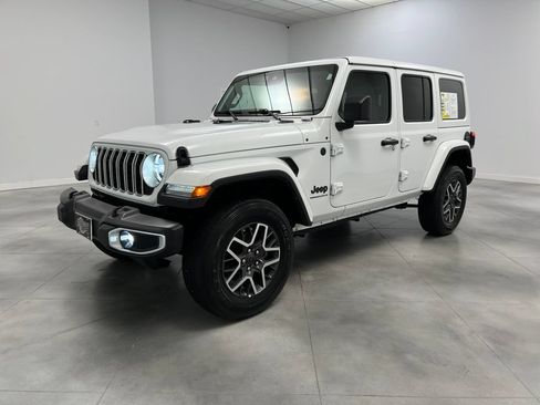 Used 2025 Jeep Wrangler Unlimited Sahara AWD/4WD image 4