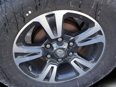 Used 2016 Toyota Tacoma SR image 21