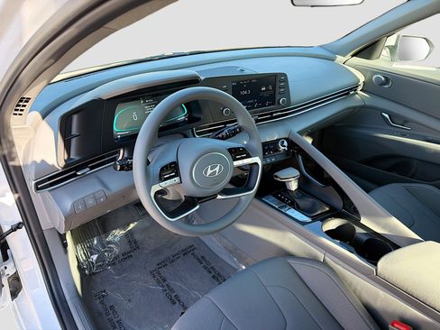 Used 2025 Hyundai Elantra Blue image 22