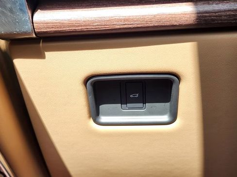 Used 2025 Land Rover Range Rover SE image 26