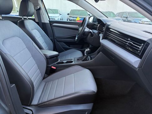 Used 2025 Volkswagen Jetta SE image 37