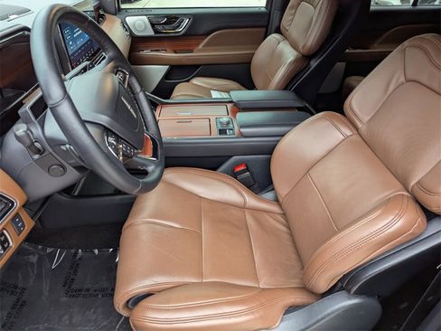 Used 2024 Lincoln Navigator Reserve image 11