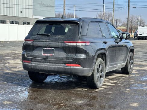 Used 2023 Jeep Grand Cherokee Limited w/ Black Appearance Package image 4
