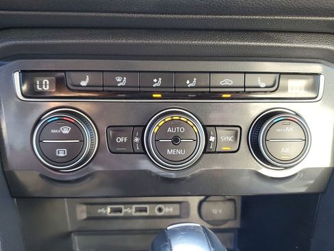 Used 2019 Volkswagen Tiguan SE image 32