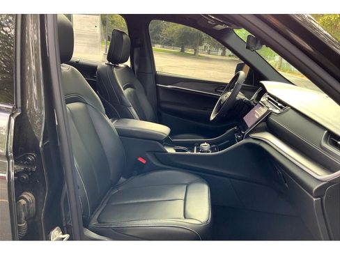 Used 2024 Jeep Grand Cherokee L Limited w/ Luxury Tech Group II AWD/4WD image 8
