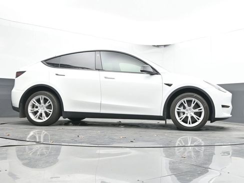 Used 2022 Tesla Model Y Long Range image 49