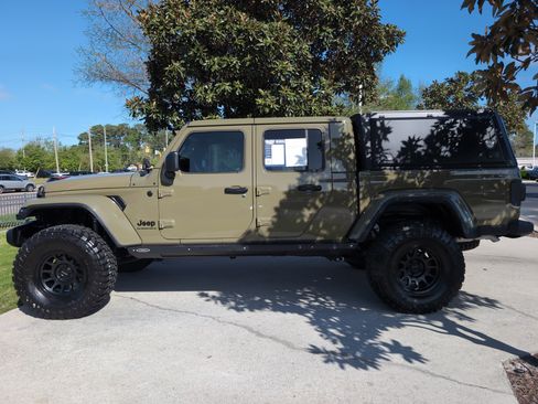 Used 2025 Jeep Gladiator Sport image 7