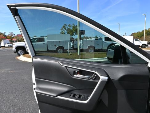 Used 2022 Toyota RAV4 XLE Premium image 22