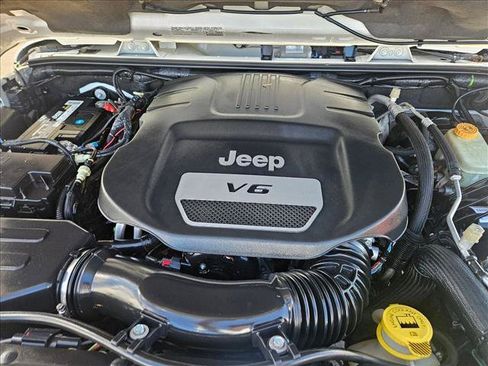 Used 2015 Jeep Wrangler Unlimited Rubicon w/ Connectivity Group AWD/4WD image 21