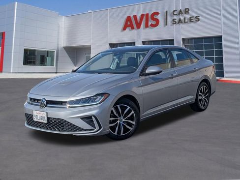 Used 2025 Volkswagen Jetta SE FWD image 1