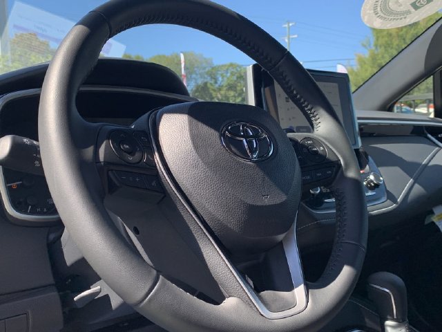 Used 2025 Toyota Corolla SE w/ SE Package FWD image 19
