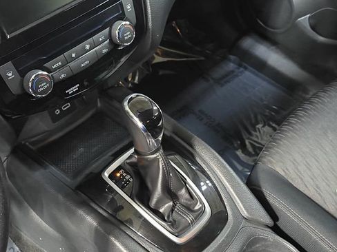 Used 2018 Nissan Rogue SV w/ Premium Package image 25