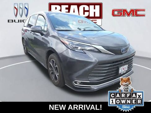 Used 2025 Toyota Sienna Platinum AWD/4WD image 1
