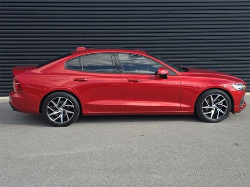 Used 2020 Volvo S60 T5 Momentum image 8