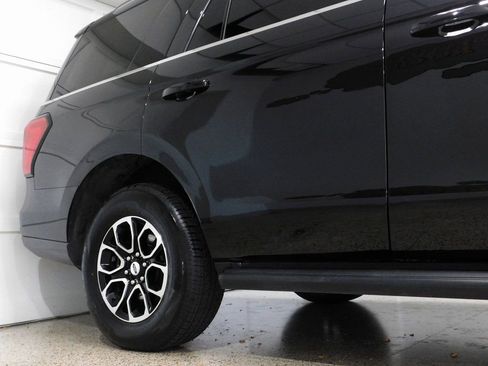 Used 2024 Ford Expedition XLT image 10