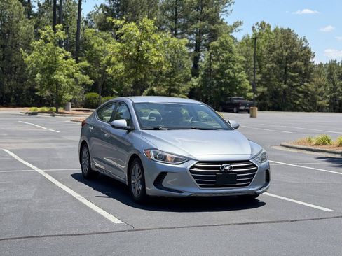Used 2017 Hyundai Elantra SE FWD image 1