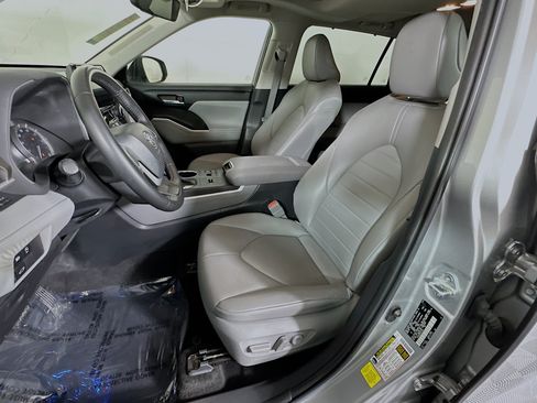 Used 2023 Toyota Highlander XLE FWD image 5