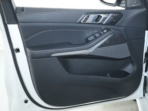 Certified 2024 BMW X7 xDrive40i w/ M Sport Package image 17