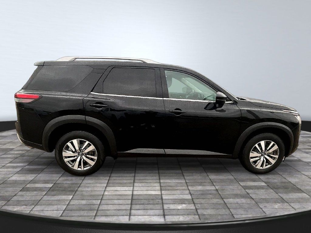Used 2025 Nissan Pathfinder SL AWD/4WD image 8