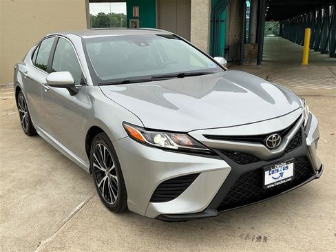 Used 2018 Toyota Camry SE FWD image 9