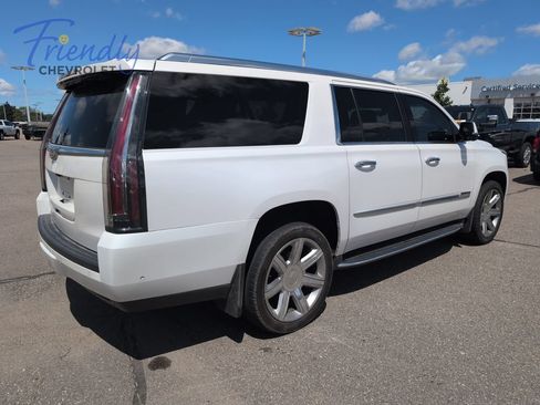 Used 2019 Cadillac Escalade ESV Luxury AWD/4WD image 3