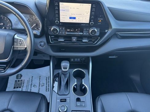 Certified 2022 Toyota Highlander XSE image 2