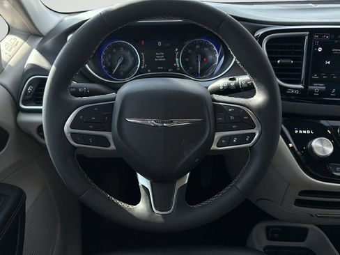 Used 2024 Chrysler Pacifica Touring-L image 34