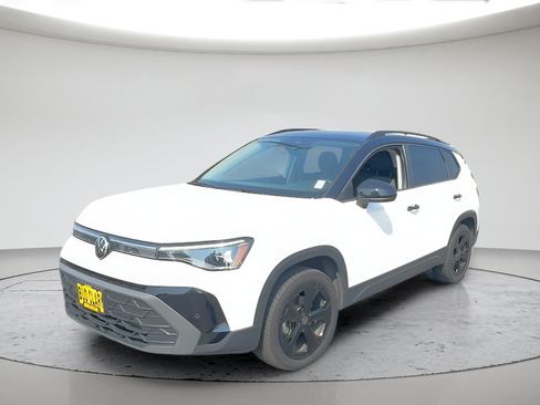 Used 2025 Volkswagen Taos SE AWD/4WD image 1
