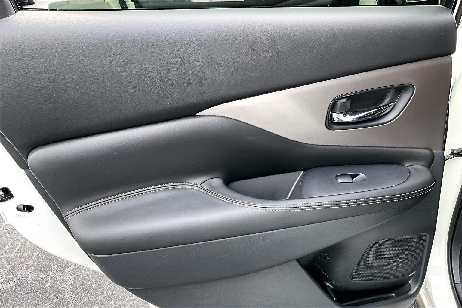 Used 2023 Nissan Murano SV w/ SV Midnight Edition Package FWD image 12