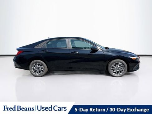 Used 2025 Hyundai Elantra Blue image 8