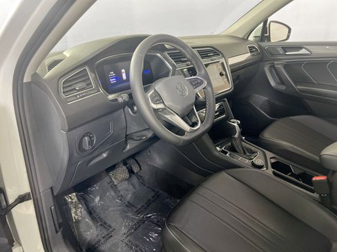 Used 2023 Volkswagen Tiguan SE image 9