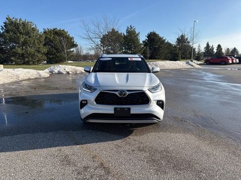 Used 2025 Toyota Highlander Platinum image 2