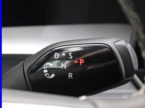 Used 2025 Volkswagen Tiguan SE image 29