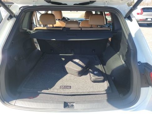 Used 2024 Volkswagen Tiguan SE w/ Panoramic Sunroof Package image 9