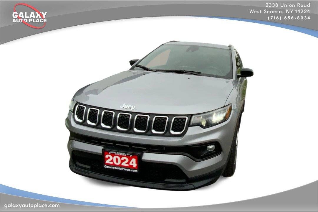 Used 2024 Jeep Compass Latitude AWD/4WD image 2