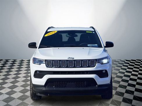 Used 2024 Jeep Compass Latitude image 2