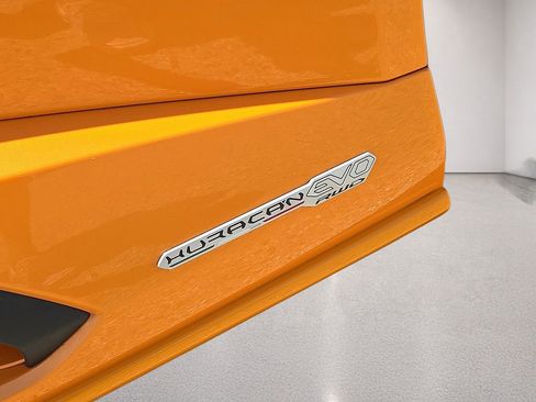 Used 2021 Lamborghini Huracan EVO RWD image 17