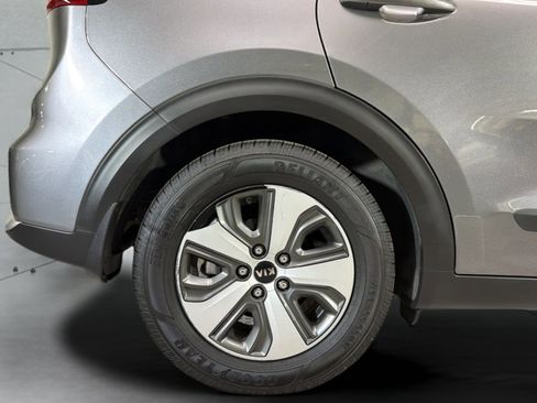 Used 2017 Kia Niro EX FWD image 35