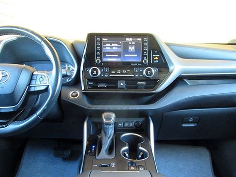 Used 2020 Toyota Highlander XLE image 22